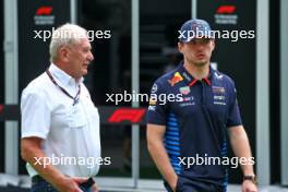 (L to R): Dr Helmut Marko (AUT) Red Bull Motorsport Consultant with Max Verstappen (NLD) Red Bull Racing. 21.09.2024. Formula 1 World Championship, Rd 18, Singapore Grand Prix, Marina Bay Street Circuit, Singapore, Qualifying Day.