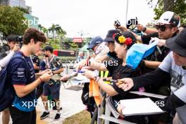 Franco Colapinto (ARG) Williams Racing with fans. 21.09.2024. Formula 1 World Championship, Rd 18, Singapore Grand Prix, Marina Bay Street Circuit, Singapore, Qualifying Day.