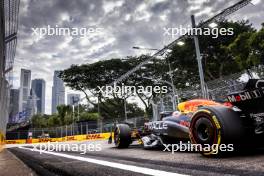 Sergio Perez (MEX) Red Bull Racing RB20. 21.09.2024. Formula 1 World Championship, Rd 18, Singapore Grand Prix, Marina Bay Street Circuit, Singapore, Qualifying Day.