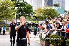 Kevin Magnussen (DEN) Haas F1 Team with fans. 21.09.2024. Formula 1 World Championship, Rd 18, Singapore Grand Prix, Marina Bay Street Circuit, Singapore, Qualifying Day.