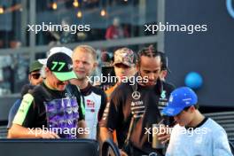 (L to R): Valtteri Bottas (FIN) Sauber and Lewis Hamilton (GBR) Mercedes AMG F1 on the drivers' parade. 22.09.2024. Formula 1 World Championship, Rd 18, Singapore Grand Prix, Marina Bay Street Circuit, Singapore, Race Day.