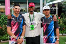 (L to R): Esteban Ocon (FRA) Alpine F1 Team with Mutaz Barsham (QAT) High Jumper and Pierre Gasly (FRA) Alpine F1 Team. 22.09.2024. Formula 1 World Championship, Rd 18, Singapore Grand Prix, Marina Bay Street Circuit, Singapore, Race Day.