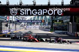 Abbi Pulling (GBR) Rodin Motorsport leads at the start of the race. 22.09.2024. FIA Formula Academy, Rd 5, Race 2, Marina Bay Street Circuit, Singapore, Sunday.