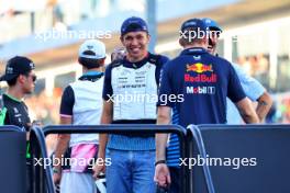 Alexander Albon (THA) Williams Racing with Max Verstappen (NLD) Red Bull Racing and Daniel Ricciardo (AUS) RB on the drivers' parade. 22.09.2024. Formula 1 World Championship, Rd 18, Singapore Grand Prix, Marina Bay Street Circuit, Singapore, Race Day.