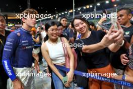 Franco Colapinto (ARG) Williams Racing with fans in the pits. 19.09.2024. Formula 1 World Championship, Rd 18, Singapore Grand Prix, Marina Bay Street Circuit, Singapore, Preparation Day.