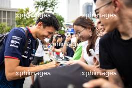 Alexander Albon (THA) Williams Racing with fans. 19.09.2024. Formula 1 World Championship, Rd 18, Singapore Grand Prix, Marina Bay Street Circuit, Singapore, Preparation Day.