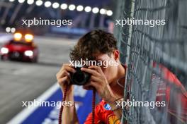 Oliver Bearman (GBR) Ferrari Reserve Driver takes pictures with a Leica lensed camera. 19.09.2024. Formula 1 World Championship, Rd 18, Singapore Grand Prix, Marina Bay Street Circuit, Singapore, Preparation Day.