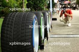 Oliver Bearman (GBR) Ferrari Reserve Driver takes pictures with a Leica lensed camera. 19.09.2024. Formula 1 World Championship, Rd 18, Singapore Grand Prix, Marina Bay Street Circuit, Singapore, Preparation Day.