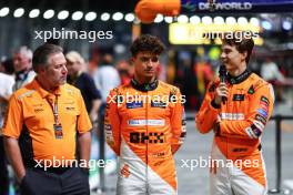 Zak Brown (USA), McLaren F1 Team Executive Director Lando Norris (GBR), McLaren F1 Team and Oscar Piastri (AUS), McLaren  19.09.2024. Formula 1 World Championship, Rd 18, Singapore Grand Prix, Marina Bay Street Circuit, Singapore, Preparation Day.