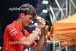 Oliver Bearman (GBR) Ferrari Reserve Driver takes pictures with a Leica lensed camera. 19.09.2024. Formula 1 World Championship, Rd 18, Singapore Grand Prix, Marina Bay Street Circuit, Singapore, Preparation Day.