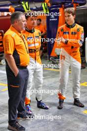 (L to R): Zak Brown (USA) McLaren Executive Director with Lando Norris (GBR) McLaren and Oscar Piastri (AUS) McLaren. 19.09.2024. Formula 1 World Championship, Rd 18, Singapore Grand Prix, Marina Bay Street Circuit, Singapore, Preparation Day.