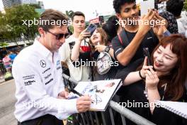 James Vowles (GBR) Williams Racing Team Principal with fans. 19.09.2024. Formula 1 World Championship, Rd 18, Singapore Grand Prix, Marina Bay Street Circuit, Singapore, Preparation Day.