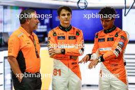 Zak Brown (USA), McLaren F1 Team Executive Director Lando Norris (GBR), McLaren F1 Team and Oscar Piastri (AUS), McLaren  19.09.2024. Formula 1 World Championship, Rd 18, Singapore Grand Prix, Marina Bay Street Circuit, Singapore, Preparation Day.