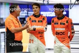 Zak Brown (USA), McLaren F1 Team Executive Director Lando Norris (GBR), McLaren F1 Team and Oscar Piastri (AUS), McLaren  19.09.2024. Formula 1 World Championship, Rd 18, Singapore Grand Prix, Marina Bay Street Circuit, Singapore, Preparation Day.