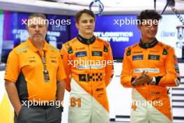 (L to R): Zak Brown (USA) McLaren Executive Director with Oscar Piastri (AUS) McLaren and Lando Norris (GBR) McLaren. 19.09.2024. Formula 1 World Championship, Rd 18, Singapore Grand Prix, Marina Bay Street Circuit, Singapore, Preparation Day.