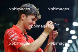 Oliver Bearman (GBR) Ferrari Reserve Driver takes pictures with a Leica lensed camera. 19.09.2024. Formula 1 World Championship, Rd 18, Singapore Grand Prix, Marina Bay Street Circuit, Singapore, Preparation Day.