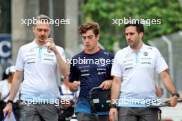 Franco Colapinto (ARG) Williams Racing walks the circuit with Gaetan Jego, Williams Racing Race Engineer. 19.09.2024. Formula 1 World Championship, Rd 18, Singapore Grand Prix, Marina Bay Street Circuit, Singapore, Preparation Day.