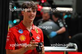 Oliver Bearman (GBR) Ferrari Reserve Driver with a Leica lensed camera. 19.09.2024. Formula 1 World Championship, Rd 18, Singapore Grand Prix, Marina Bay Street Circuit, Singapore, Preparation Day.