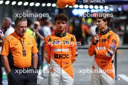 Zak Brown (USA), McLaren F1 Team Executive Director Lando Norris (GBR), McLaren F1 Team and Oscar Piastri (AUS), McLaren  19.09.2024. Formula 1 World Championship, Rd 18, Singapore Grand Prix, Marina Bay Street Circuit, Singapore, Preparation Day.