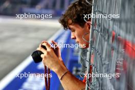 Oliver Bearman (GBR) Ferrari Reserve Driver takes pictures with a Leica lensed camera. 19.09.2024. Formula 1 World Championship, Rd 18, Singapore Grand Prix, Marina Bay Street Circuit, Singapore, Preparation Day.