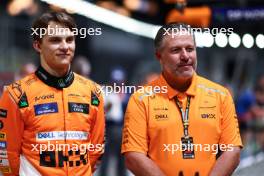 Oscar Piastri (AUS), McLaren and Zak Brown (USA), McLaren F1 Team Executive Director  19.09.2024. Formula 1 World Championship, Rd 18, Singapore Grand Prix, Marina Bay Street Circuit, Singapore, Preparation Day.