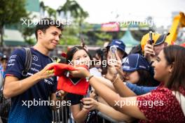 Alexander Albon (THA) Williams Racing with fans. 19.09.2024. Formula 1 World Championship, Rd 18, Singapore Grand Prix, Marina Bay Street Circuit, Singapore, Preparation Day.