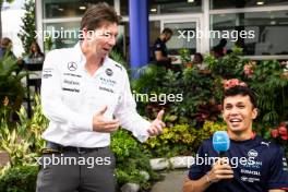 (L to R): James Vowles (GBR) Williams Racing Team Principal with Alexander Albon (THA) Williams Racing. 19.09.2024. Formula 1 World Championship, Rd 18, Singapore Grand Prix, Marina Bay Street Circuit, Singapore, Preparation Day.