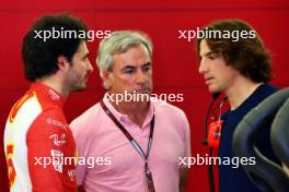 (L to R): Carlos Sainz Jr (ESP) Ferrari with his father Carlos Sainz (ESP) and Roberto Mehri (ESP). 23.02.2024. Formula 1 Testing, Sakhir, Bahrain, Day Three.