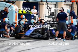 Alexander Albon (THA) Williams Racing practices a pit stop. 23.02.2024. Formula 1 Testing, Sakhir, Bahrain, Day Three.