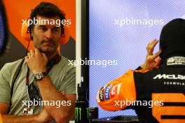 (L to R): Mark Webber (AUS) Channel 4 Presenter / Driver Manager with Oscar Piastri (AUS) McLaren. 23.02.2024. Formula 1 Testing, Sakhir, Bahrain, Day Three.