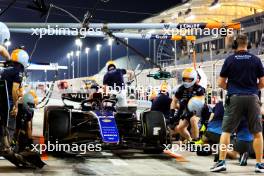 Alexander Albon (THA) Williams Racing FW46 practices a pit stop. 23.02.2024. Formula 1 Testing, Sakhir, Bahrain, Day Three.