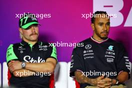 (L to R): Valtteri Bottas (FIN) Sauber and Lewis Hamilton (GBR) Mercedes AMG F1 in the FIA Press Conference. 23.02.2024. Formula 1 Testing, Sakhir, Bahrain, Day Three.