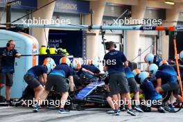 Alexander Albon (THA) Williams Racing practices a pit stop. 23.02.2024. Formula 1 Testing, Sakhir, Bahrain, Day Three.