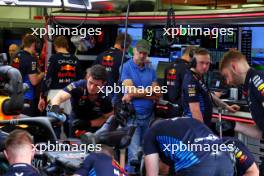 Adrian Newey (GBR) Red Bull Racing Chief Technical Officer watches mechanics with the Red Bull Racing RB20. 23.02.2024. Formula 1 Testing, Sakhir, Bahrain, Day Three.