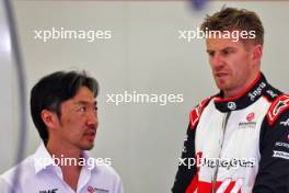(L to R): Ayao Komatsu (JPN) Haas F1 Team Principal with Nico Hulkenberg (GER) Haas F1 Team. 23.02.2024. Formula 1 Testing, Sakhir, Bahrain, Day Three.