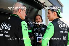 Xevi Pujolar (ESP) Sauber Head of Trackside Engineering (Left) with Zhou Guanyu (CHN) Sauber (Right). 22.02.2024. Formula 1 Testing, Sakhir, Bahrain, Day Two.
