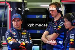 (L to R): Sergio Perez (MEX) Red Bull Racing with Hugh Bird (GBR) Red Bull Racing Engineer. 22.02.2024. Formula 1 Testing, Sakhir, Bahrain, Day Two.