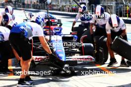 Daniel Ricciardo (AUS) RB VCARB 01 practices a pit stop. 22.02.2024. Formula 1 Testing, Sakhir, Bahrain, Day Two.