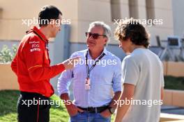 Carlos Sainz (ESP) and Roberto Mehri (ESP). 21.02.2024. Formula 1 Testing, Sakhir, Bahrain, Day One.