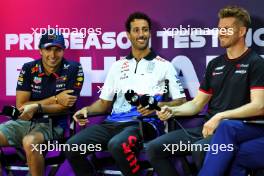 (L to R): Carlos Sainz Jr (ESP) Ferrari ; Daniel Ricciardo (AUS) RB; and Nico Hulkenberg (GER) Haas F1 Team, in the FIA Press Conference. 21.02.2024. Formula 1 Testing, Sakhir, Bahrain, Day One.