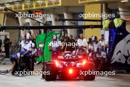 Daniel Ricciardo (AUS) RB VCARB 01 practices a pit stop. 21.02.2024. Formula 1 Testing, Sakhir, Bahrain, Day One.