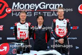 (L to R): Kevin Magnussen (DEN) Haas F1 Team with Ayao Komatsu (JPN) Haas F1 Team Principal and Nico Hulkenberg (GER) Haas F1 Team. 21.02.2024. Formula 1 Testing, Sakhir, Bahrain, Day One.