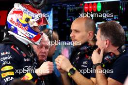 Max Verstappen (NLD) Red Bull Racing with Gianpiero Lambiase (ITA) Red Bull Racing Engineer and Christian Horner (GBR) Red Bull Racing Team Principal. 21.02.2024. Formula 1 Testing, Sakhir, Bahrain, Day One.
