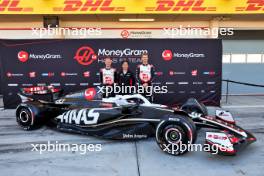 (L to R): Kevin Magnussen (DEN) Haas F1 Team with Ayao Komatsu (JPN) Haas F1 Team Principal and Nico Hulkenberg (GER) Haas F1 Team. 21.02.2024. Formula 1 Testing, Sakhir, Bahrain, Day One.