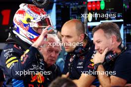Max Verstappen (NLD) Red Bull Racing with Gianpiero Lambiase (ITA) Red Bull Racing Engineer and Christian Horner (GBR) Red Bull Racing Team Principal. 21.02.2024. Formula 1 Testing, Sakhir, Bahrain, Day One.