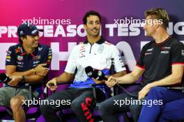 (L to R): Carlos Sainz Jr (ESP) Ferrari ; Daniel Ricciardo (AUS) RB; and Nico Hulkenberg (GER) Haas F1 Team, in the FIA Press Conference. 21.02.2024. Formula 1 Testing, Sakhir, Bahrain, Day One.