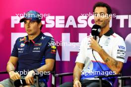 (L to R): Sergio Perez (MEX) Red Bull Racing and Daniel Ricciardo (AUS) RB in the FIA Press Conference. 21.02.2024. Formula 1 Testing, Sakhir, Bahrain, Day One.