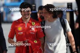 (L to R): Carlos Sainz Jr (ESP) Ferrari with Roberto Mehri (ESP). 21.02.2024. Formula 1 Testing, Sakhir, Bahrain, Day One.