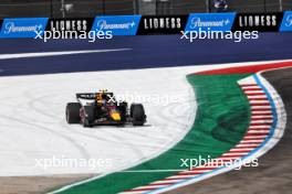 Sergio Perez (MEX) Red Bull Racing RB20 runs wide. 18.10.2024. Formula 1 World Championship, Rd 19, United States Grand Prix, Austin, Texas, USA, Sprint Qualifying Day