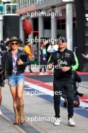 Valtteri Bottas (FIN) Sauber with his girlfriend Tiffany Cromwell (AUS) Professional Cyclist. 18.10.2024. Formula 1 World Championship, Rd 19, United States Grand Prix, Austin, Texas, USA, Sprint Qualifying Day